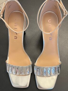 Unisa Silver Ankle Strap Open Toe Rhinestone Bar Block Heel Shoes Size 9.5